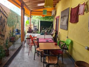 斯库台Mi Casa es Tu Casa - Shkodra Backpackers Hostel的庭院中设有1间带桌椅的餐厅