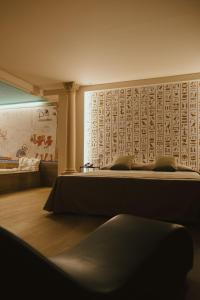 Ventas de Poyo尼罗河谷汽车旅馆的一间卧室设有两张床,墙上设有一堵墙