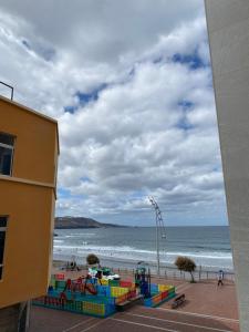 大加那利岛拉斯帕尔马斯Gloriamar Las Canteras的享有海滩美景,设有游乐场和大海