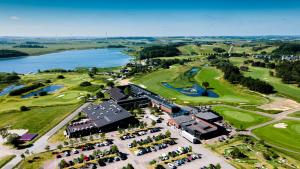 GattenHimmerLand的享有高尔夫球场和湖泊的空中景致