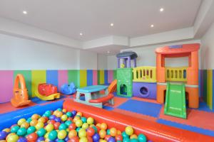 曼谷伯莱尔曼谷酒店  SHA Extra Plus的一间游戏室,里面放着许多玩具和球