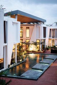La Maison Palmier Abidjan, a Member of Design Hotels内部或周边的泳池