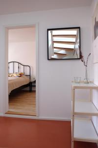 布雷根茨Bright + Cozy Dachgeschoß Maisonette im Zentrum的一间带镜子和床的卧室