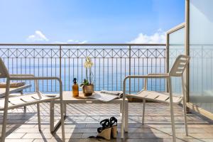 阿拉西奥斯皮亚贾格大酒店的一个带桌椅的海景阳台