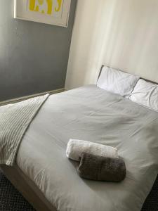 唐克斯特Spacious Victorian Double Room 2的一张白色的床,上面有一条毛巾