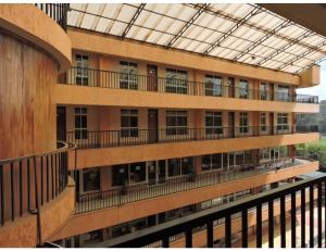 内罗毕内罗毕天空酒店的享有大楼外部景色,设有阳台