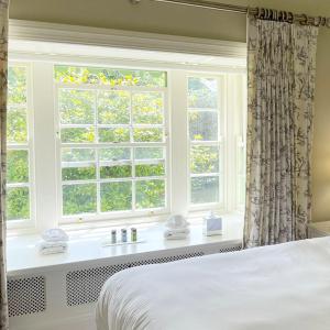 塞尔布里奇Cliff at Lyons的卧室配有白色的床和窗户。