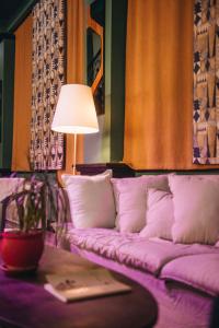 克瓦雷利克瓦雷利庄园酒店的客厅配有紫色沙发和桌子