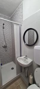西尼斯科拉3 Mini Studios in Siniscola的一间带水槽、卫生间和镜子的浴室