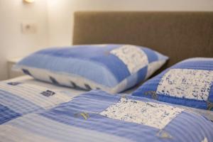 卢塔戈App Sonne Nr 16的两张睡床的上面有两张蓝色和白色的枕头