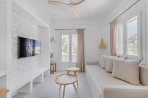 Pearl House - Luxurious new beach villa in Spetses stunning view的电视和/或娱乐中心