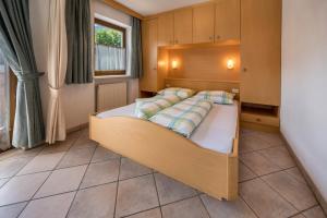 卢塔戈App Sonne Nr 18的一间卧室配有一张带木制床头板的床
