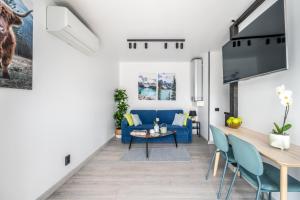 里加Family Garden House with Free Private Parking & Playground的客厅配有蓝色的沙发和桌子