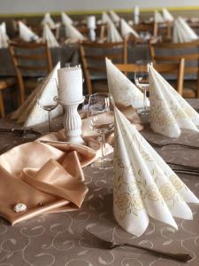 BrauneggBraunegger-Hof Gasthof Mayer的一张带白餐巾和酒杯的桌子
