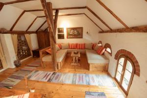 Nova Kapela斯塔拉卡佩拉乡村民宿的客厅配有沙发和桌子