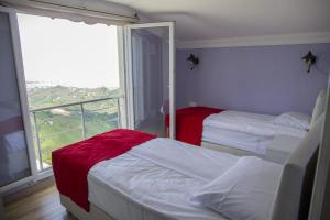里泽Kartal Gözü Konaklama tesisi的一间卧室设有两张床和大窗户