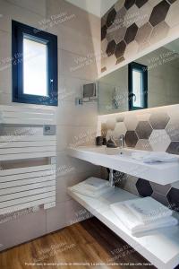 阿雷斯Gite Villa Elisaia location de meublés de tourisme chez l'habitant的浴室设有2个水槽和镜子