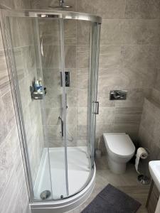 利兹Lovely 2 Bed apartment in Leeds centre (Netflix)的带淋浴和卫生间的浴室