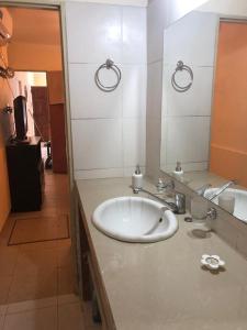 卡塔马卡Departamento Ensueño的一间带水槽和镜子的浴室