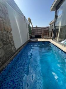 赫尔格达Lovely 1BR with Private Heated pool at El-Gouna的房屋前的游泳池