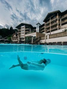 Hotel Alpine Palace内部或周边的泳池