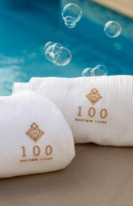 拉巴特100 Boutique Living的游泳池旁的两条毛巾