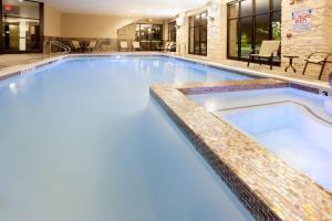 圣安东尼奥圣安东尼奥北石橡树区假日酒店&度假村的酒店内有一个蓝色的游泳池