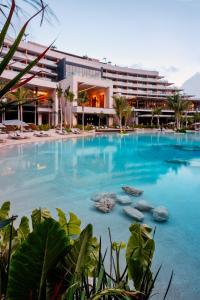 普拉亚卡门Secrets Moxché Playa del Carmen - Adults Only - All Inclusive的大楼前的大型游泳池