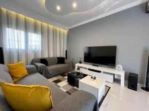 塞萨洛尼基Luxurious Modern Home in Kalamaria, Thessaloniki的带沙发和平面电视的客厅