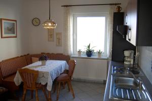 KarninHaus am Haff的厨房配有桌椅和窗户。