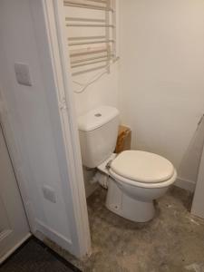 泰恩Wee Shot的一间位于客房内的白色卫生间的浴室
