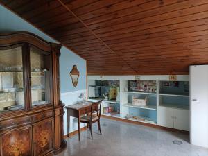 庞特卡格纳诺Casa Consalvo b&b的一间带桌子和木制天花板的用餐室