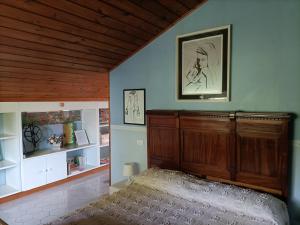 庞特卡格纳诺Casa Consalvo b&b的卧室配有一张床,墙上挂着一幅画