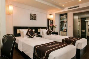 河内河内风情酒店的酒店拥有白色墙壁的酒店客房内的三张床
