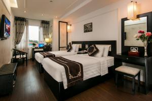 河内河内风情酒店的酒店客房配有两张床和一张书桌