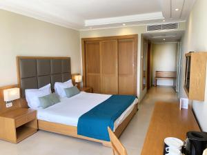 哈马马特贝拉祖尔特拉所简易别墅酒店的一间卧室,卧室内配有一张大床