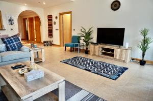 迪拜Luxury Apartment Palm Jumeirah的带沙发和电视的客厅