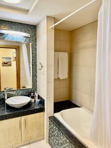 Luxury Apartment Palm Jumeirah的一间浴室