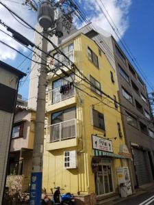 神户petit room201三宮10mim的街道边的黄色建筑