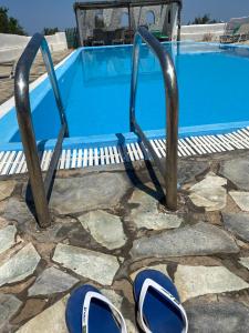 伊亚斯斯克斯广场别墅的游泳池旁的一双鞋