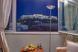 雅典Elite Ermou Suites的一间房间,窗户上放着一盘食物