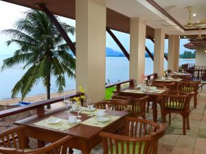跋麒Sara Beachfront Boutique Resort的一间带桌椅的海景餐厅