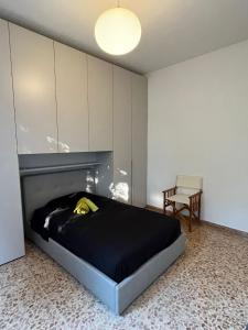 马里纳迪马萨casa Alexander的一间卧室配有一张黑色的床和一张桌子