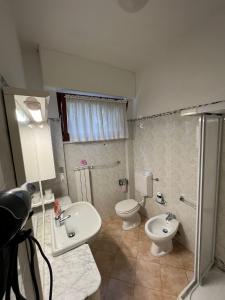 马里纳迪马萨casa Alexander的一间带水槽、卫生间和淋浴的浴室