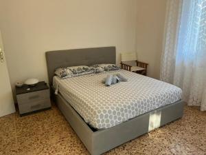 马里纳迪马萨casa Alexander的一间卧室配有床、床头柜和一张西德西德西德西德床