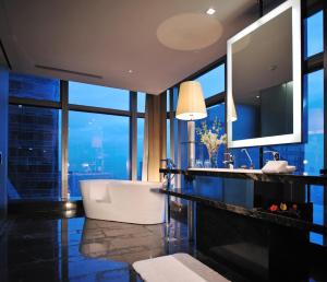 深圳深圳皇庭V酒店的带浴缸的浴室和大窗户