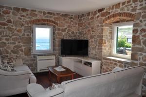 波尔Dalmatian Villa Denis的客厅配有2张沙发和1台平面电视