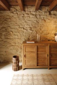 Casa ROBLA的木柜,有石墙