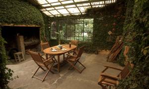 Gaiman米布雷斯宾馆的温室里的木桌子和椅子