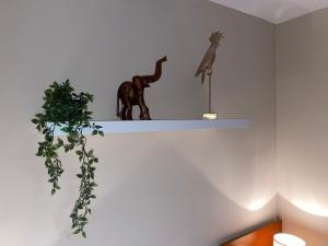 马拉加Robles home的架子上有两个雕像和一个植物